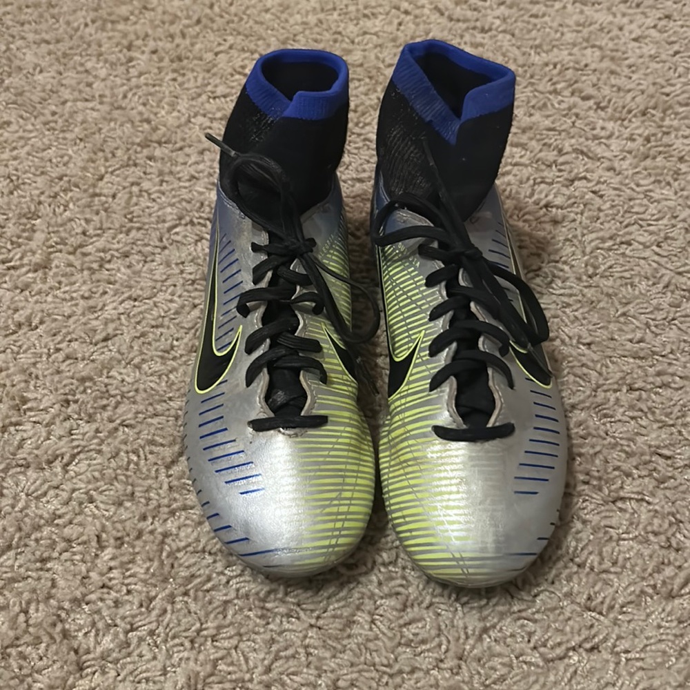 Boys size 4 Nike soccer cleats!